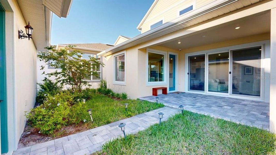 Exterior details and patio area of a home in , Orlando (Image 4).