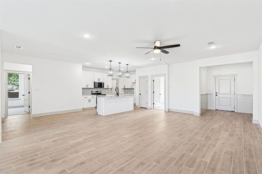 Spacious, unfurnished interior of a new home in , Granbury (Image 34).
