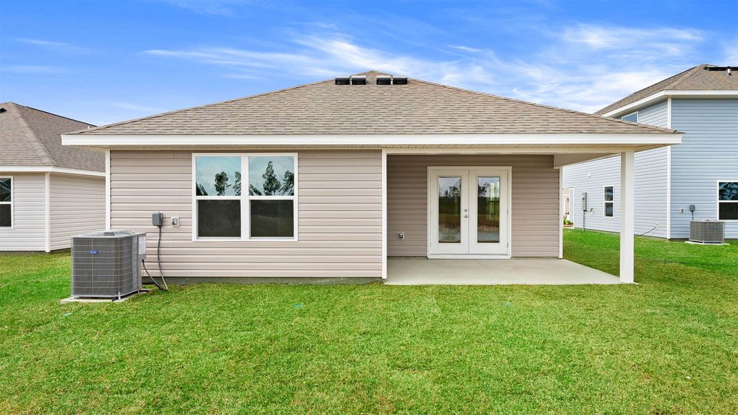 Exterior details and patio area of a home in Titus Park, Panama City (Image 19).