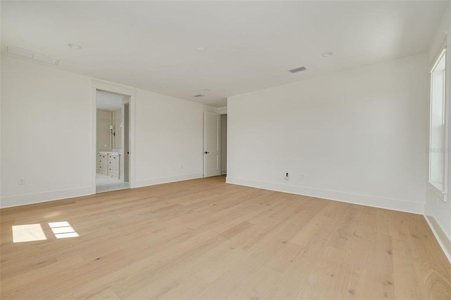 Spacious, unfurnished interior of a new home in , St. Petersburg (Image 29).