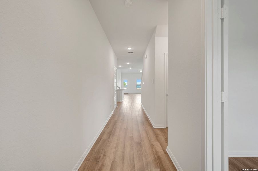 Spacious, unfurnished interior of a new home in Mesquite Ridge, San Antonio (Image 35).