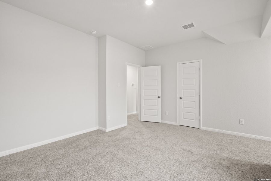 Spacious, unfurnished interior of a new home in Hunters Ranch, San Antonio (Image 16).
