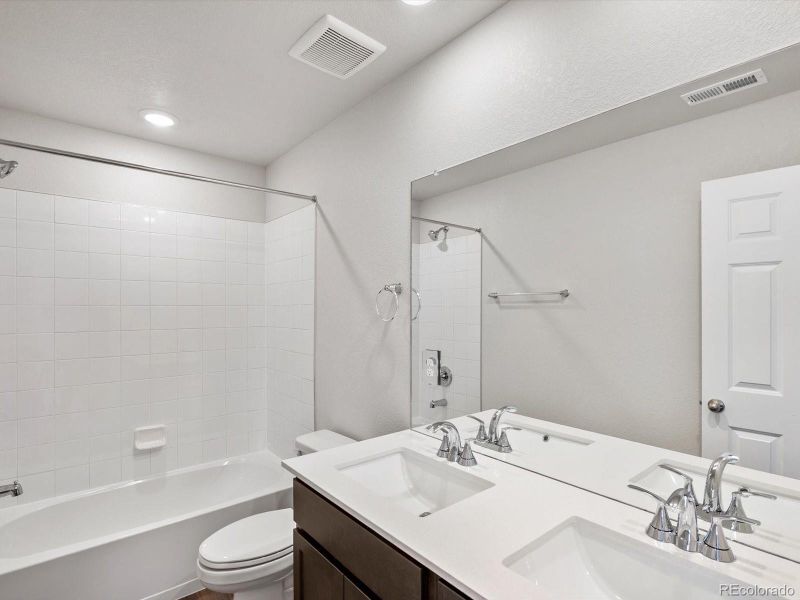 Furnished interior view inside a new home in Horizon Uptown: The Mountain Collection, Aurora (Image 6). Furnished interior view inside a new home in Horizon Uptown: The Mountain Collection, Aurora (Image 6).