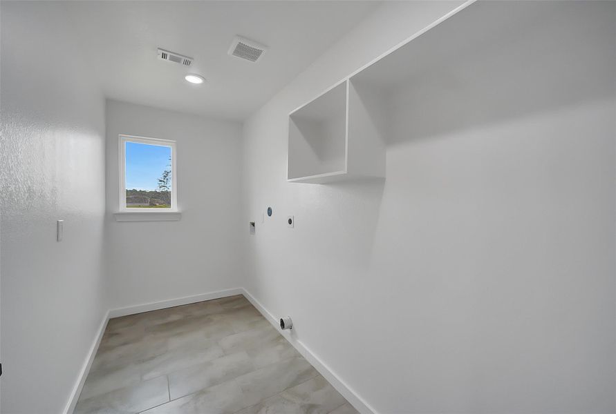 Spacious, unfurnished interior of a new home in , Conroe (Image 18).