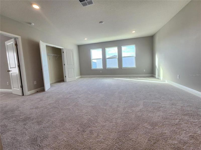 Spacious, unfurnished interior of a new home in Woodcreek, Wesley Chapel (Image 16).