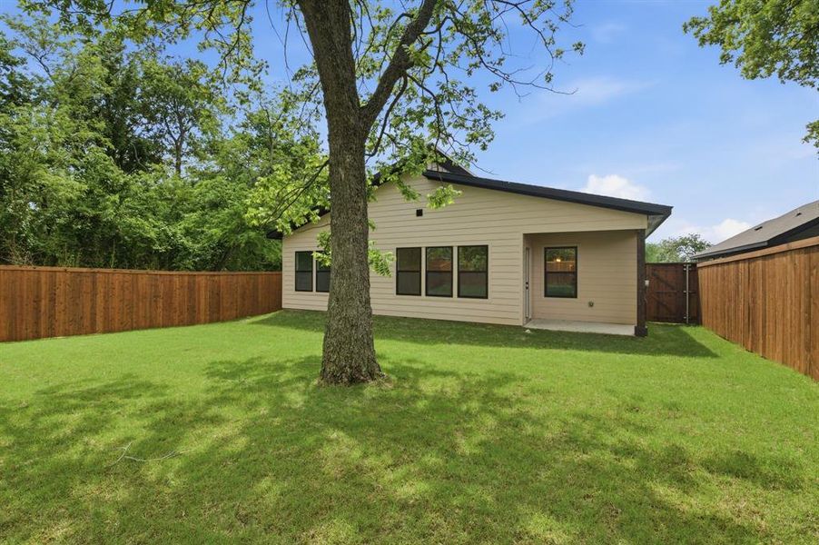 Exterior details and patio area of a home in , Denison (Image 23).