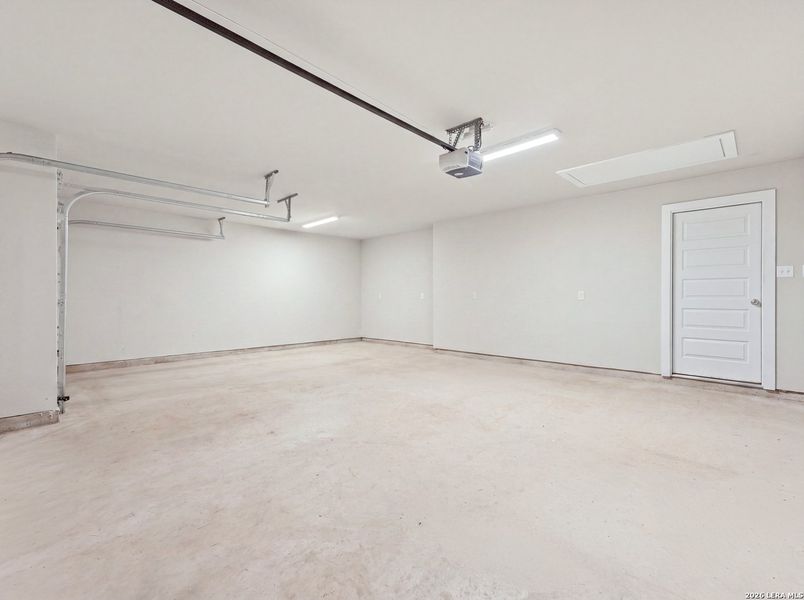 Spacious, unfurnished interior of a new home in Summer Hills, Atascosa (Image 23).