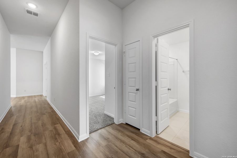 Spacious, unfurnished interior of a new home in Mesquite Ridge, San Antonio (Image 37).