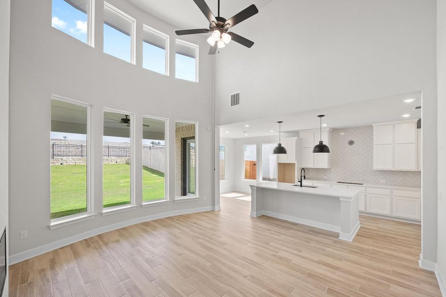 Spacious, unfurnished interior of a new home in Lakeside at Tessera - 50', Lago Vista (Image 16).