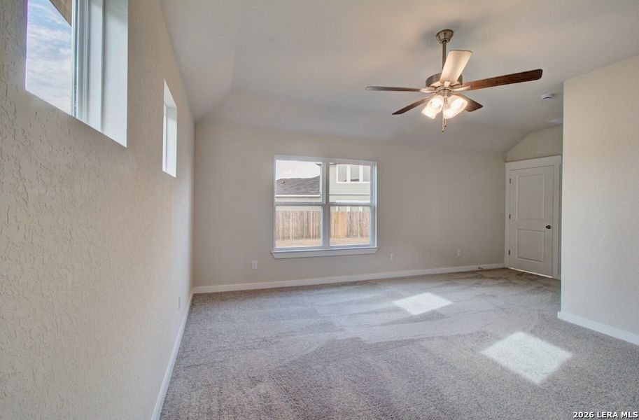 Spacious, unfurnished interior of a new home in Cloud Country, New Braunfels (Image 31).