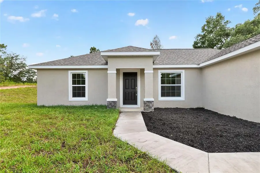 Exterior details and patio area of a home in , Dunnellon (Image 30).