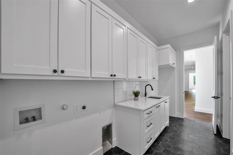 Large laundry with 2nd pantry.