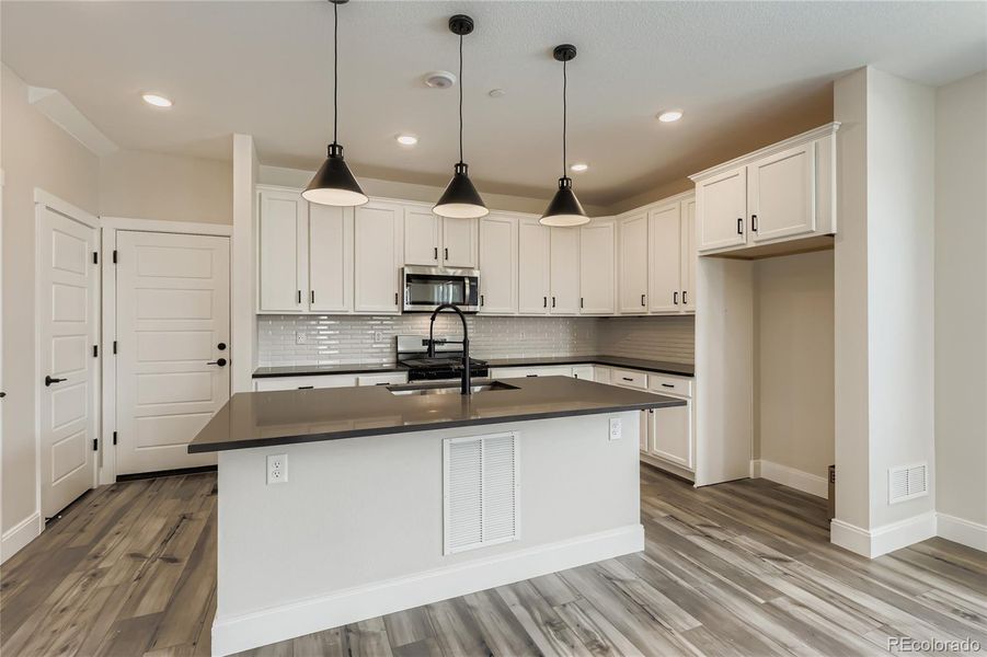 Quartz counters throughout Quartz counters throughout