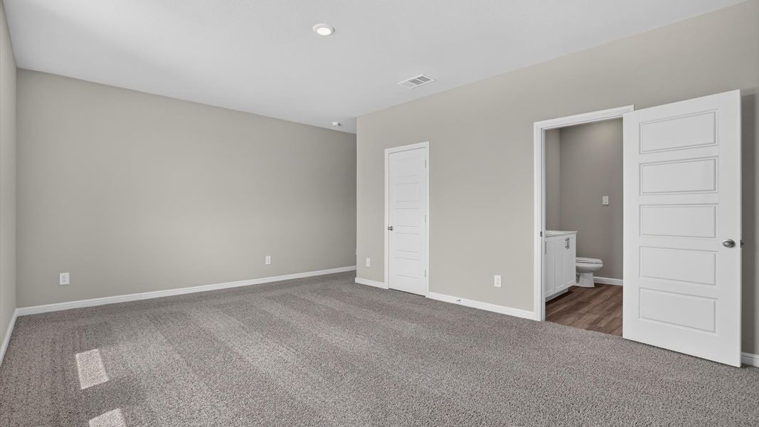 Spacious, unfurnished interior of a new home in Saratoga, Granbury (Image 22).