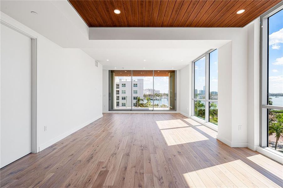 Spacious, unfurnished interior of a new home in , Sarasota (Image 21).