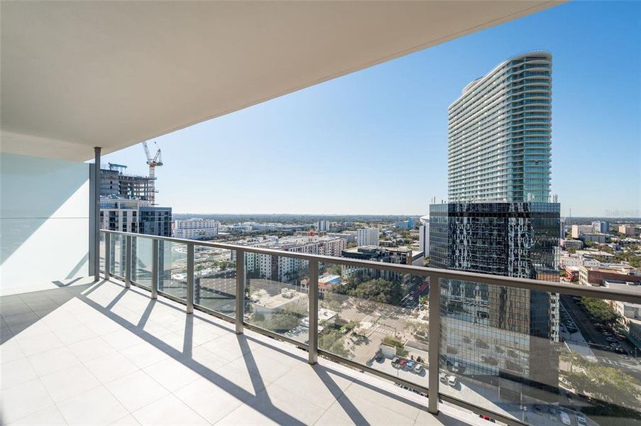Condo located in St. Petersburg, FL showcasing its design and architecture (Image 3).