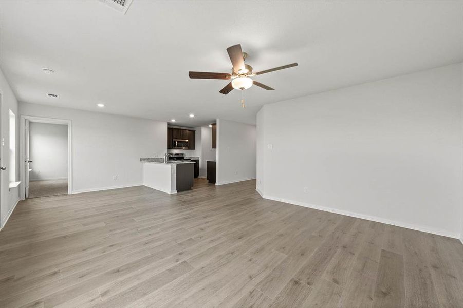 Spacious, unfurnished interior of a new home in Retreat at Fossil Creek, Fort Worth (Image 6).