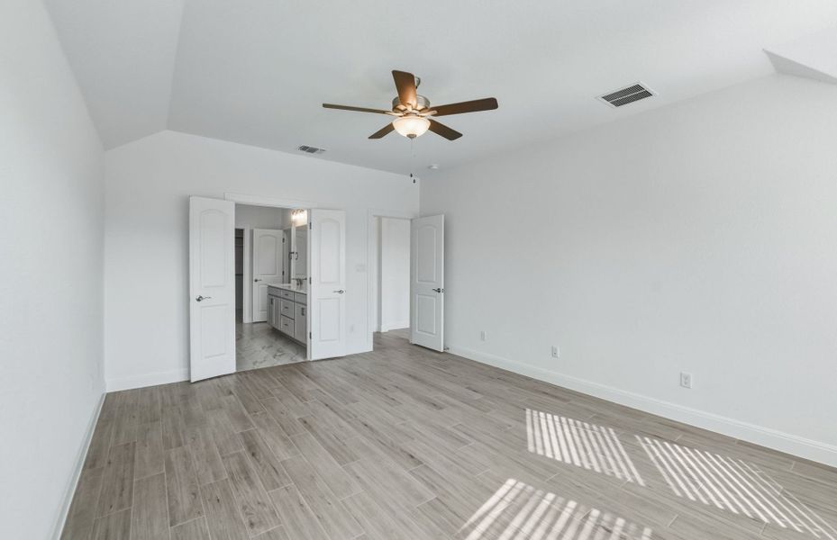 Spacious, unfurnished interior of a new home in Saddleback at Santa Rita Ranch, Liberty Hill (Image 45).
