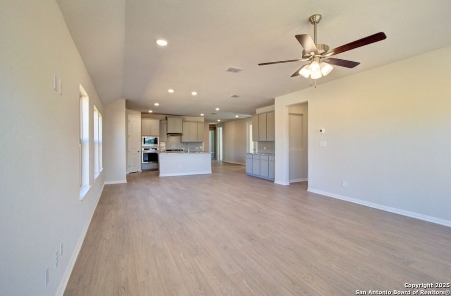 Spacious, unfurnished interior of a new home in Meyer Ranch - Enclave, New Braunfels (Image 19).