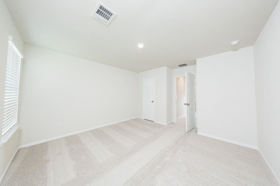 Spacious, unfurnished interior of a new home in Bammel Oaks, Houston (Image 18).