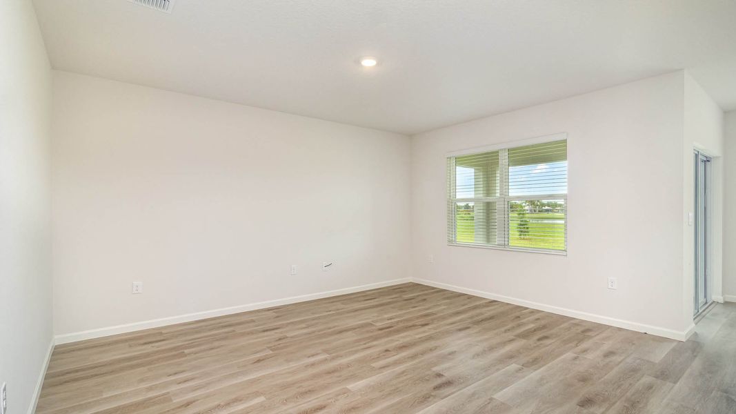 Spacious, unfurnished interior of a new home in Cypress Bay West, Palm Bay (Image 13).