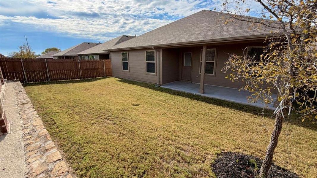 Exterior details and patio area of a home in Sunnycreek, Fort Worth (Image 3).