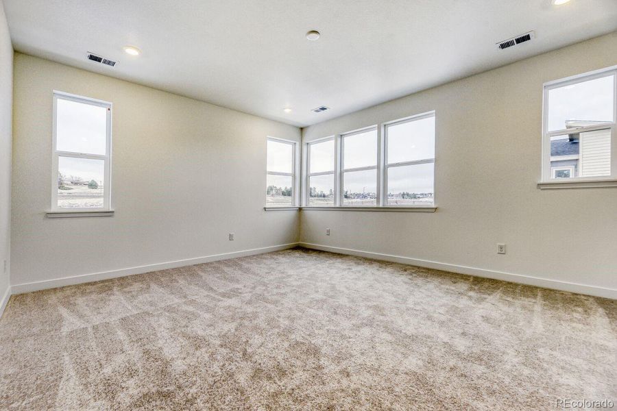 Spacious, unfurnished interior of a new home in Vermilion Creek, Centennial (Image 9).