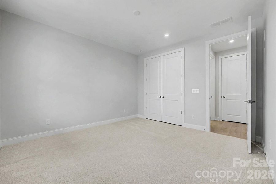 Spacious, unfurnished interior of a new home in Handsmill on Lake Wylie, York (Image 17).