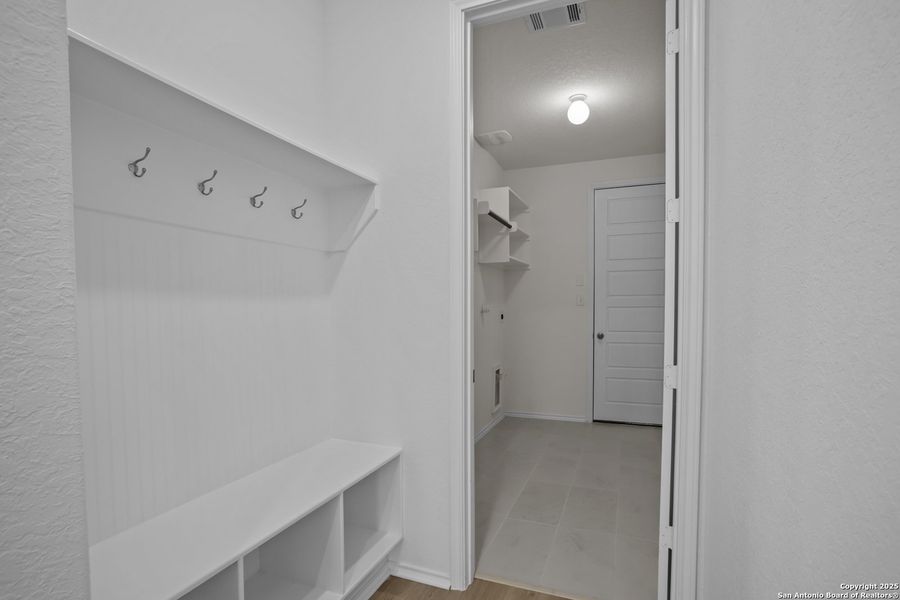 Spacious, unfurnished interior of a new home in Foxbrook, Cibolo (Image 29).