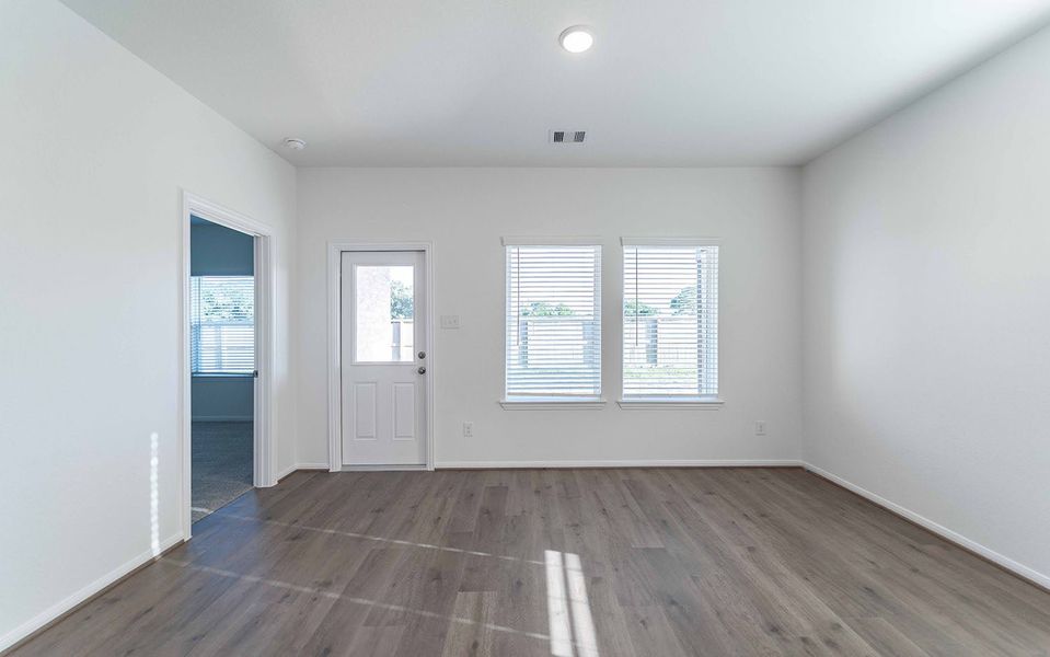 Spacious, unfurnished interior of a new home in Lago Mar, Texas City (Image 9).