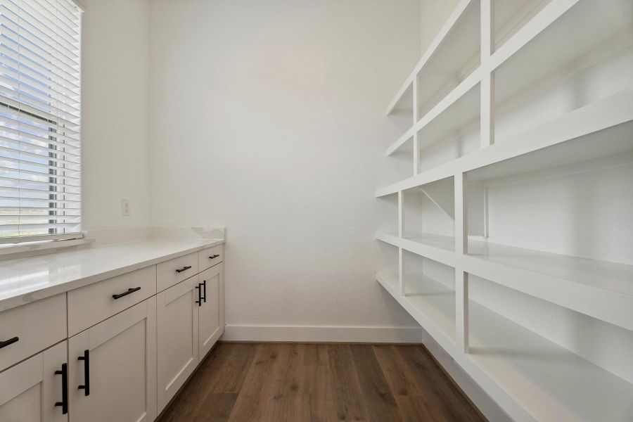 Spacious, unfurnished interior of a new home in Hallimore Ranch, Rosenberg (Image 15).