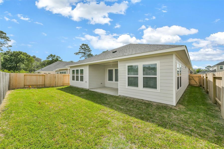 Exterior details and patio area of a home in King Oaks Village, Baytown (Image 17).