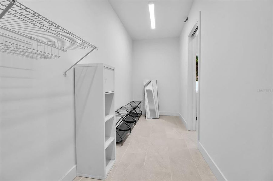 Spacious, unfurnished interior of a new home in , Sarasota (Image 18).