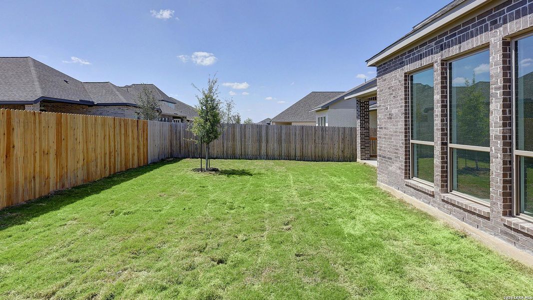 Exterior details and patio area of a home in Arcadia Ridge, San Antonio (Image 22).