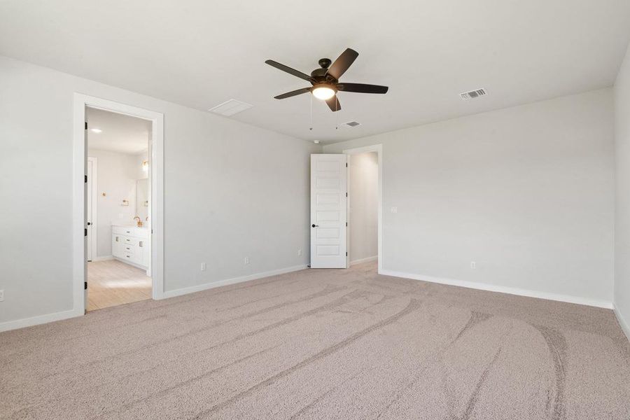 Spacious, unfurnished interior of a new home in Heritage, Dripping Springs (Image 29).