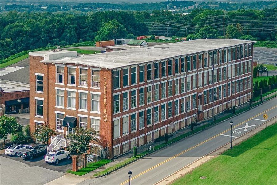 Condo located in Buford, GA showcasing its design and architecture (Image 3).