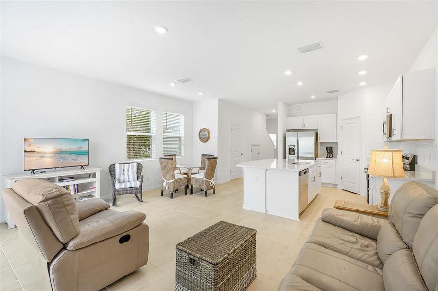 Furnished interior view inside a new home in , Bradenton (Image 1).