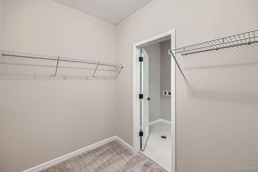 OWNER'S WALK-IN CLOSET