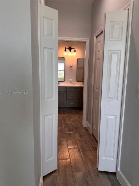 Spacious, unfurnished interior of a new home in , Cape Coral (Image 9).