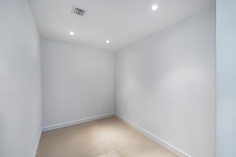 Spacious, unfurnished interior of a new home in , Miami Beach (Image 20).