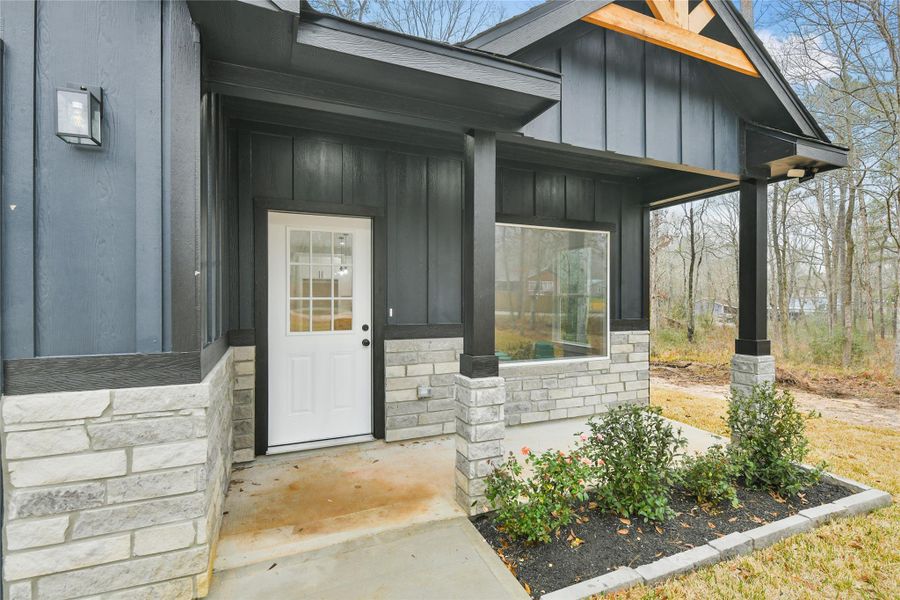 Exterior details and patio area of a home in , Willis (Image 4).