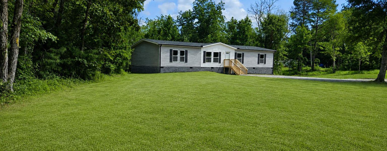 Exterior details and patio area of a home in , Eutawville (Image 9).