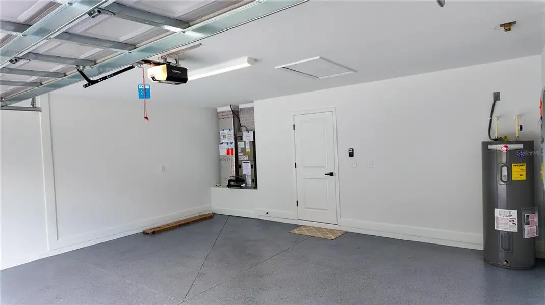 Spacious, unfurnished interior of a new home in , Ocala (Image 17).