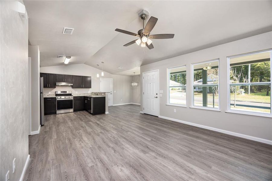 Spacious, unfurnished interior of a new home in , Gainesville (Image 13).
