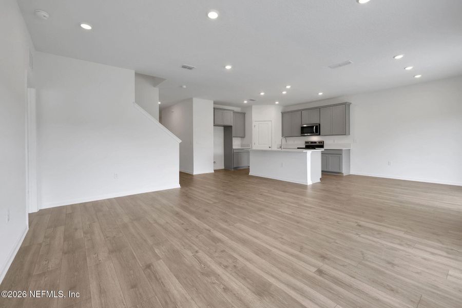Spacious, unfurnished interior of a new home in Amberly, Green Cove Springs (Image 31).