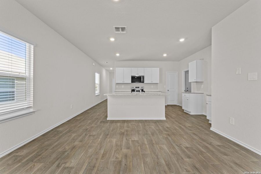Spacious, unfurnished interior of a new home in Laurel Vistas, San Antonio (Image 12).