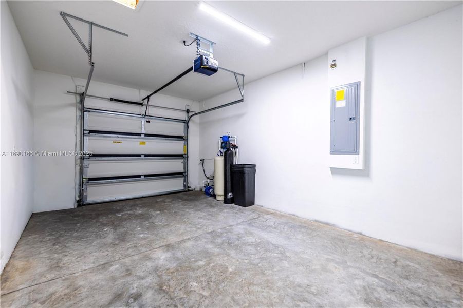 Spacious, unfurnished interior of a new home in , Palm Bay (Image 21).