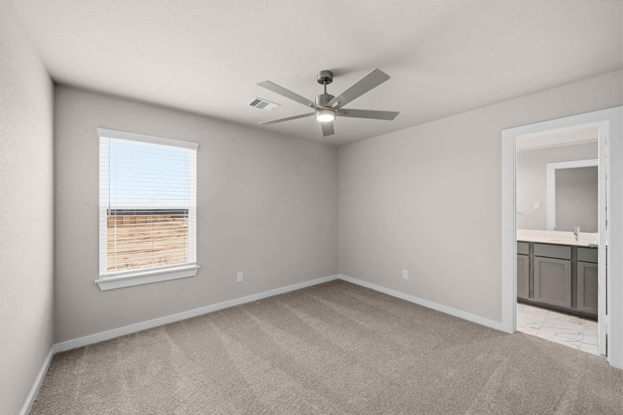 Spacious, unfurnished interior of a new home in Sunterra Lakes, Fulshear (Image 18).