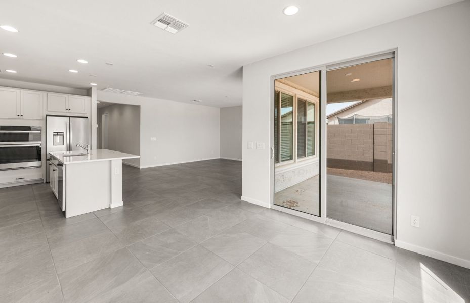 Spacious, unfurnished interior of a new home in Blossom Rock, Apache Junction (Image 22).