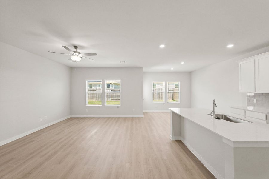 Spacious, unfurnished interior of a new home in Caney Mills, Conroe (Image 11).